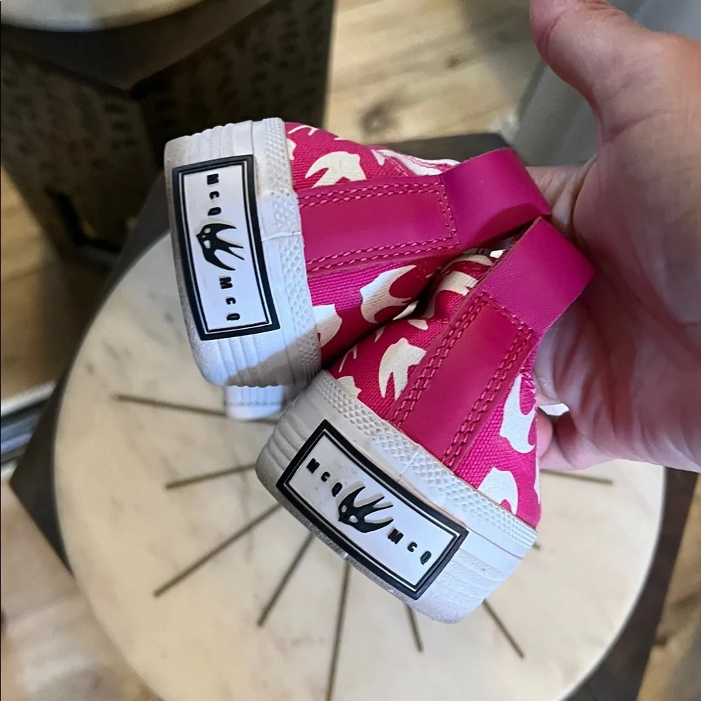 🛑 1 hour sale. Alexander McQueen McQ, 7.5, Magenta &  White Swallows, Sneaker
